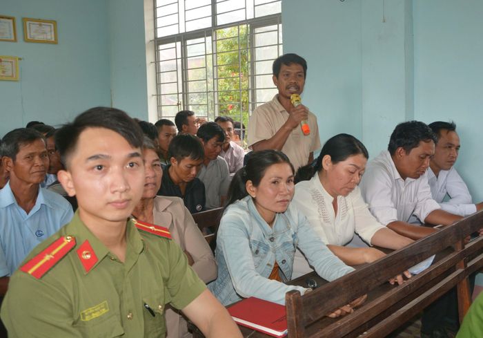 Ông Rơ Mah Trim (xã Ia Ma Rơn, huyện Ia Pa) nêu ý kiến tại hội nghị “Công an lắng nghe ý kiến Nhân dân”. Ảnh: Thúy Trinh