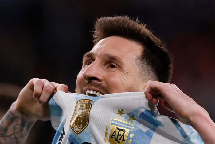  Messi tiếp tục chơi ấn tượng trong 45 phút của hiệp hai. Anh tích cực pressing và khiến CĐV tại Wembley trầm trồ với hàng loạt pha rê dắt qua các cầu thủ Italy. "El Pulga" có hai lần dứt điểm và chỉ thiếu chút chuẩn xác để có cho riêng mình một bàn thắng. 