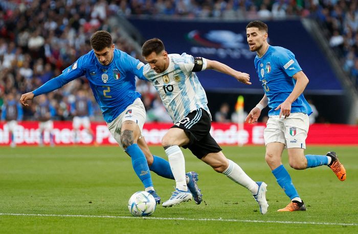  Argentina nhập cuộc chậm rãi và không tấn công dồn dập nhưng nhà ĐKVĐ Copa America lại cho thấy khả năng chọn thời điểm chuẩn xác để tăng tốc và tung những đòn đánh khiến đối thủ không kịp trở tay. 