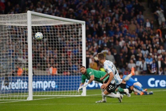  Phút 64, Messi lại mở ra một pha tấn công cho Argentina. Trước khung thành trống, Giovani Lo Celso lại đệm bóng ra ngoài. 