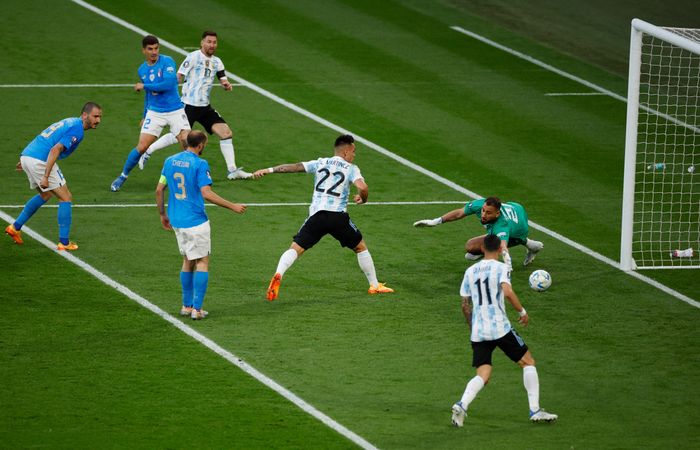  Phút 28, "Albicelestes" pressing thành công trên phần sân đối thủ. Lionel Messi vẫn là cá nhân tạo khác biệt. Siêu sao người Argentina đột phá dũng mãnh để vượt qua Di Lorenzo trước khi căng ngang để Lautaro Martinez đệm bóng cận thành mở tỷ số. 