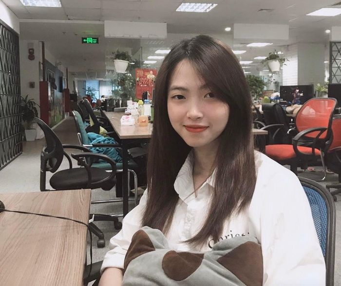 Quỳnh Trang áp lực khi có quá ít việc để làm và không được cấp trên hướng dẫn. Ảnh: NVCC. 