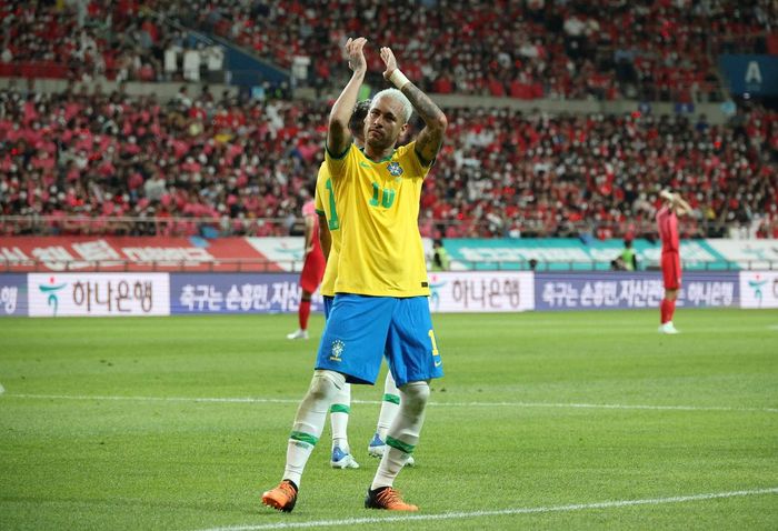  Neymar được trao cơ hội và không bỏ lỡ để lập cú đúp. Chân sút sinh năm 1992 có bàn thứ 4 trong 6 lần ra sân gần nhất cho "Selecao". 