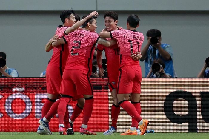  Hàn Quốc chơi lép vế nhưng bất ngờ có bàn gỡ hòa 1-1 ở phút 31. Hwang Ui-jo tì đè tốt trong vùng cấm rồi xoay người sút vào góc xa, đánh bại thủ môn Weverton. 