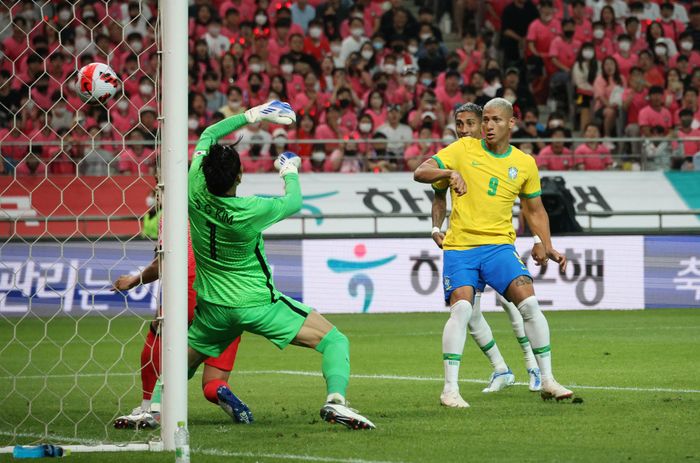  Brazil tràn lên tấn công ngay sau tiếng còi khai cuộc và chỉ cần 2 phút để chọc thủng lưới Hàn Quốc. Tuy nhiên, pha lập công của Thiago Silva lại không được công nhận vì lỗi việt vị. Chỉ 5 phút sau, Richarlison đã giúp đội khách vượt lên với một pha dứt điểm cận thành từ đường kiến tạo của Fred. 