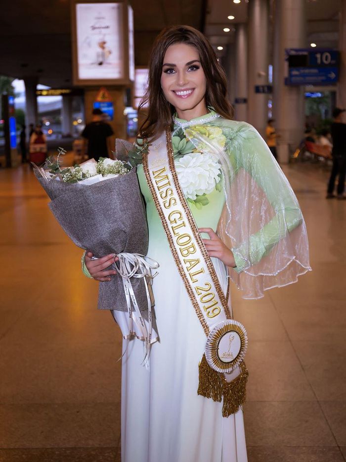 Miss Global International 2019 Karolína Kokešová diện áo dài Trung Đinh ngay khi tới Việt Nam