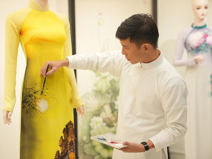NTK - họa sĩ - nghệ nhân vẽ lụa Trung Đinh với đam mê vẽ lụa và ứng dụng trên áo dài