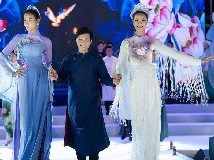 NTK - họa sĩ- nghệ nhân Trung Đinh trong buổi trình diễn một bộ sưu tập áo dài lụa vẽ của mình
