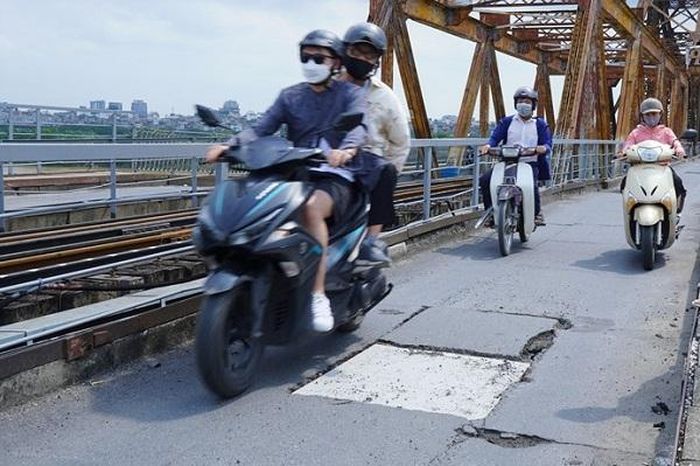 Cơ quan chức năng đã nhanh chóng khắc phục, lắp tấm đan. Đầu giờ chiều cùng ngày hoàn thành việc khắc phục, các phương tiện lưu thông qua bình thường. Nguồn: Internet