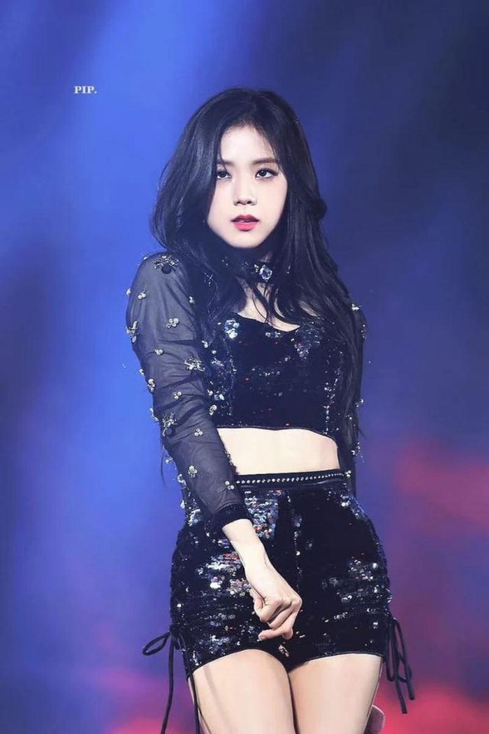 Jisoo Blackpink thường xuất hiện trong trang phục có màu sắc tối giản, đen và trắng