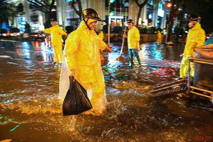Ngoài “tháo cống” chống ngập các anh còn kiêm luôn nhiệm vụ nhặt rác tại các điểm ngập. 