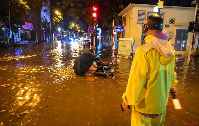 Một số phương tiện chết máy vì lao vào điểm ngập sâu ngã tư Lý Thường Kiệt-Phan Bội Châu. 