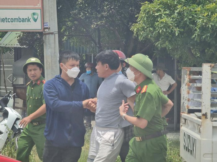 Lực lượng công an phải khống chế người đàn ông để tránh xảy ra những hậu quả khác