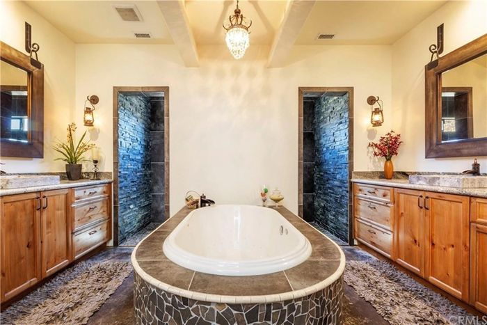 Ngôi nhà có đầy đủ thiết bị sang trọng, tiện nghi. Ảnh: The Glen Realty.
