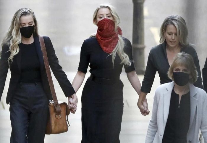 Heard mặc mẫu váy đen dáng ôm trong 3 lần. Ảnh: Reuters/AP.