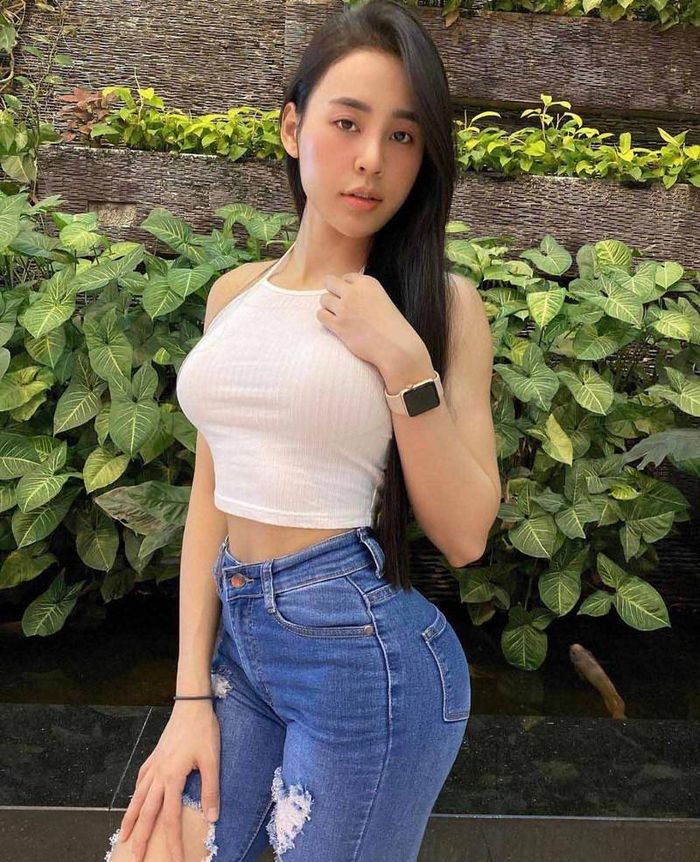 Ưu điểm nổi trội của chiếc quần này chính là giúp người mặc ăn gian chiều cao nhờ độ bó hoàn hảo, ôm chặt lấy phần eo, hông, đùi, bắp chân và cổ chân.
