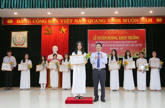 Học sinh đạt giải Nhất lớp 12 được khen thưởng.