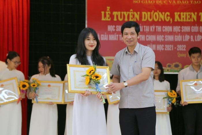 Ông Hồ An Phong tặng Bằng khen cho học sinh đạt giải cao.