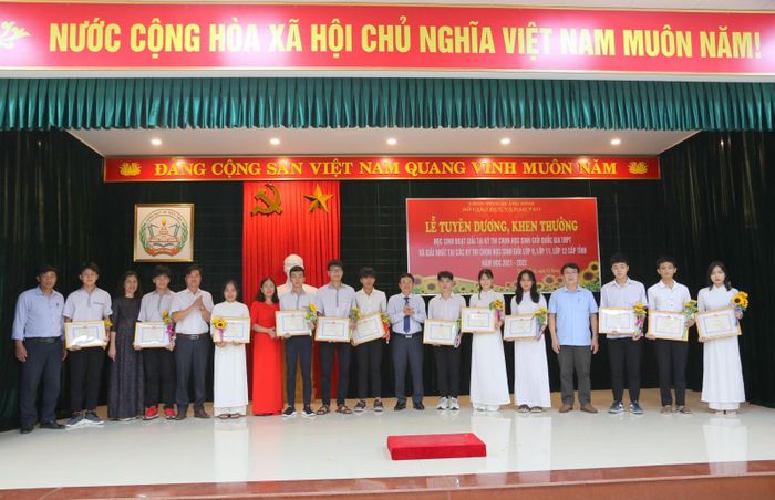 Tuyên dương học sinh đạt giải Nhất kỳ thi chọn học sinh giỏi lớp 11