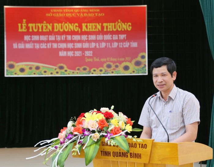 Ông Hồ An Phong – Phó Chủ tịch UBND tỉnh Quảng Bình đánh giá cao sự cố gắng, nỗ lực của các em học sinh.