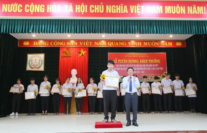 Học sinh đạt giải Nhất kỳ thi học sinh giỏi lớp 9 được tuyên dương.