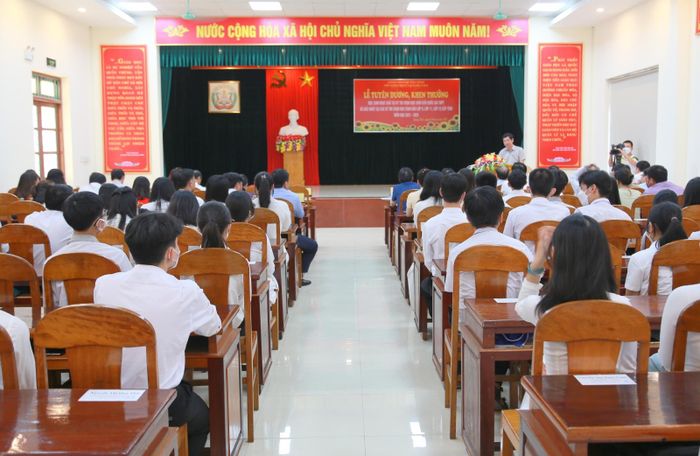 Sở GD&ĐT tỉnh Quảng Bình tổ chức tuyên dương, khen thưởng học sinh đạt giải quốc gia, cấp tỉnh.
