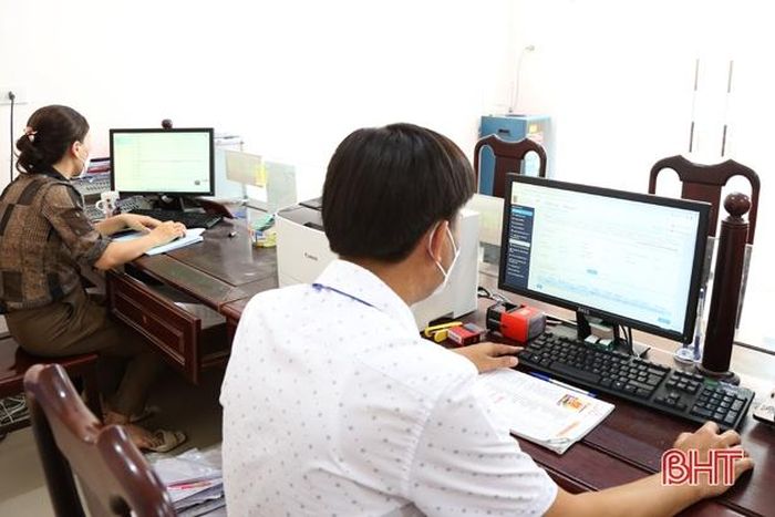 Cán bộ Tư pháp phường Thạch Quý nhập các thông tin cơ bản của trẻ lên hệ thống phần mềm để đề nghị cấp số định danh.