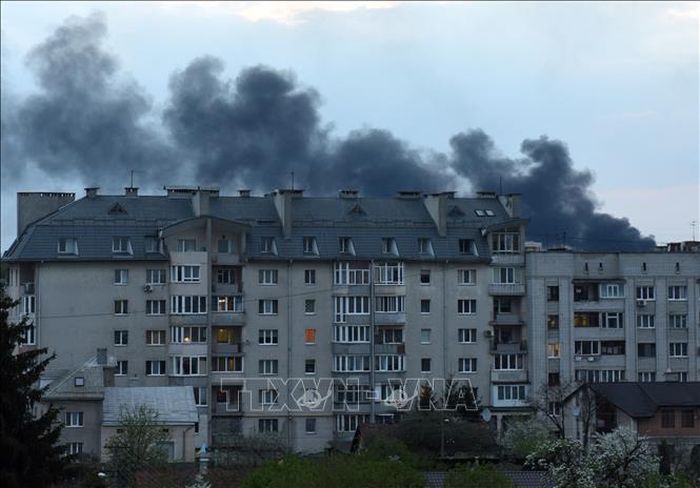 Khói bốc lên tại thành phố Lviv, trong xung đột Nga-Ukraine, ngày 3/5/2022. Ảnh: AFP/TTXVN