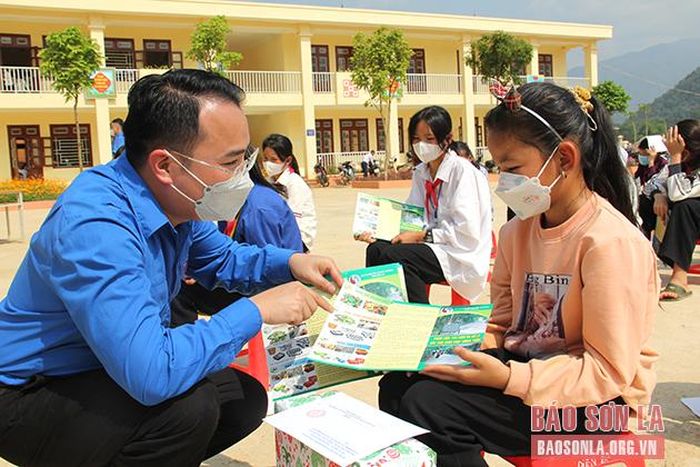 Đoàn TN Sở Tài nguyên và Môi trường phát tờ rơi tuyên truyền bảo vệ môi trường tại Trường THCS Mường Bám, huyện Thuận Châu.