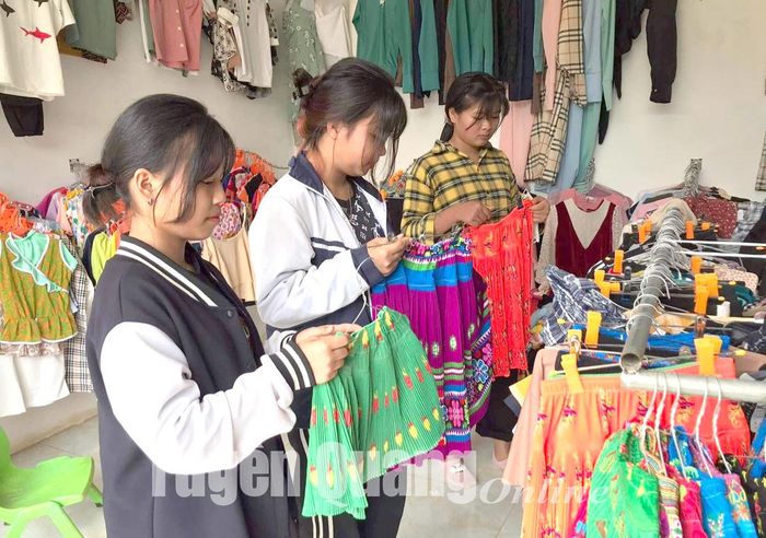 Các bạn trẻ thôn Lè, xã Hùng Lợi (Yên Sơn) lựa chọn trang phục truyền thống của dân tộc mình.