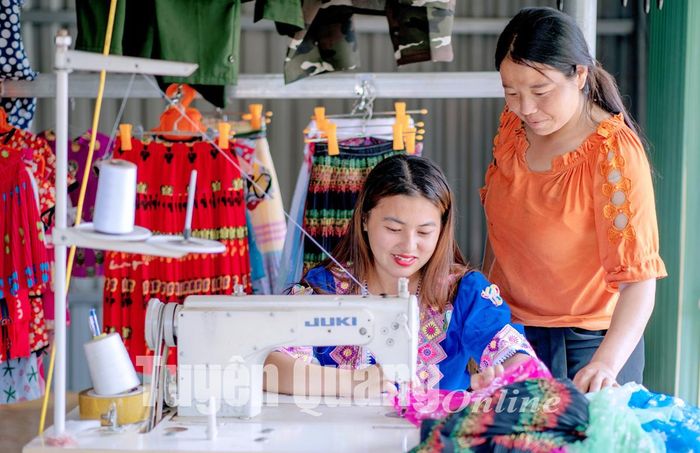 Chị Mã Thị Mai, thôn Lè, xã Hùng Lợi (Yên Sơn) đang dạy chị em phụ nữ dân tộc Mông may trang phục truyền thống.