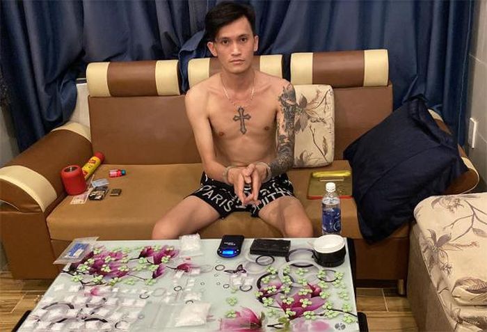 Khám xét nơi ở của Phúc lực lương Công an tạm giữ 1 lượng lớn nghi là ma túy tổng hợp và gần 1,8 tỷ đồng.