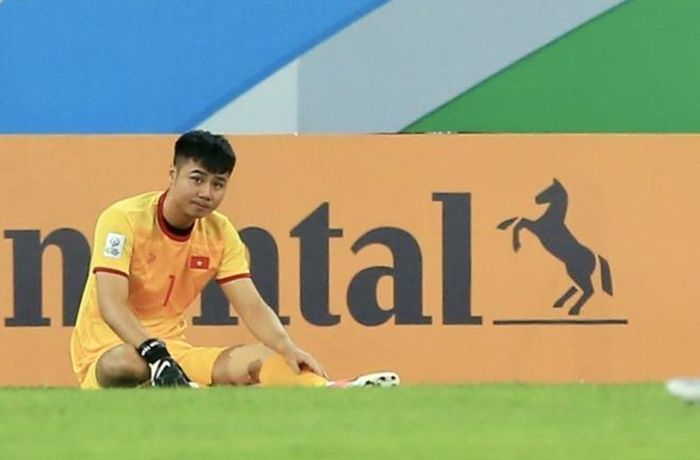 Văn Toản rời sân sau tình huống mắc lỗi dẫn đến bàn thua.