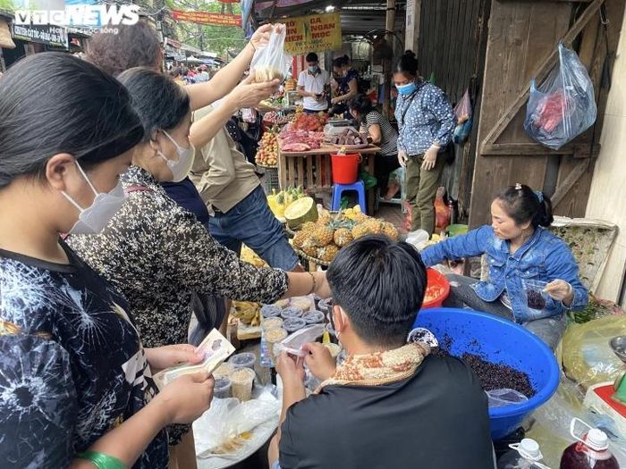 Khoảng 7h15, khách vẫn chen nhau mua rượu nếp tại hàng này.