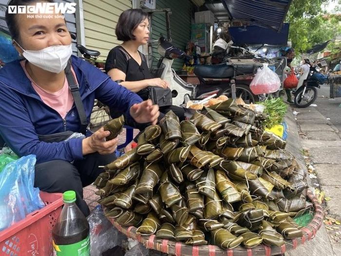 Chị Nguyễn Thị Tươi ở chợ Ngọc Khánh (quận Ba Đình) nói: “Tôi đã chuẩn bị hơn 1.000 cái bánh, dự kiến sẽ bán hết sớm để về nhà thắp hương Tết Đoan Ngọ cho kịp giờ”.