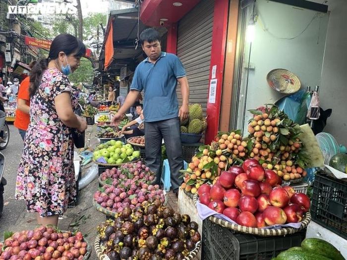 Các loại quả như vải, mận…cũng được người tiêu dùng lựa chọn nhiều để sắm lễ.