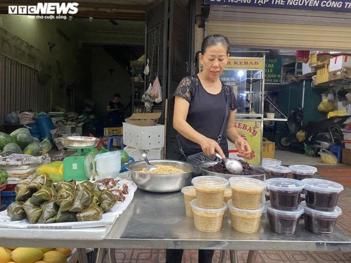 Cũng bán rượu nếp, cô Thu Hà (chợ Nguyễn Công Trứ) cho hay: “Đây là món đặc biệt chỉ ngày này mới có, chứ ngày bình thường thì rất ít".