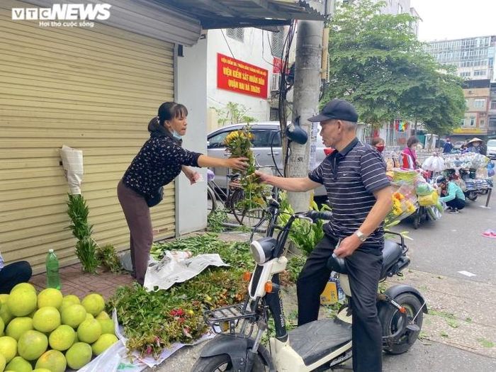 Còn ông Văn Thắng (Hai Bà Trưng, Hà Nội) thì cho biết: “Xăng tăng liên tục, thịt thà, rau củ cái gì cũng thấy lên giá vậy mà bánh gio, rượu nếp giá vẫn như năm ngoái. Tiếc là hai loại này cũng không mua nhiều được, chỉ mua một chút để có hương vị truyền thống, đúng với văn hóa của cha ông để lại”.