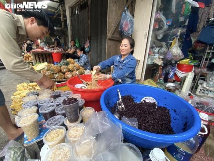 Ngoài hai vợ chồng, chị Hoa còn phải nhờ thêm 2 người nhà nữa để phụ bán hàng trong ngày này. “Tôi không thể nhớ được từ sáng đến giờ đã bán được bao nhiêu hộp, chỉ biết là làm việc mỏi tay, rã cả người”, chị Hoa vui vẻ nói.