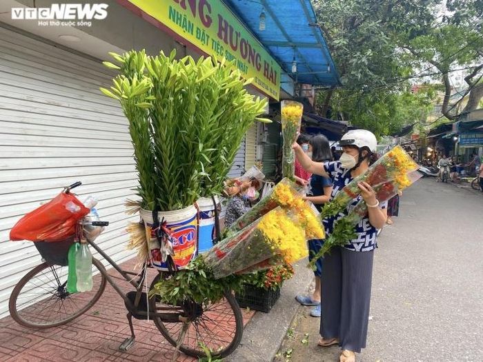 Bà Hoàng Phương (quận Hai Bà Trưng) cho biết: “Hôm nay tôi đi chợ mua rượu nếp, vải, chôm chôm, bánh tro và hoa tươi để 12h trưa thắp hương Tết Đoan Ngọ. Con, cháu tôi đi làm, trưa nay cũng về nhà để gia đình đoàn tụ, cùng nhau ăn rượu nếp để giết sâu bọ”.