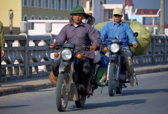 Chiếc Minsk đang chở hàng qua cầu Bắc Luân (Móng Cái, Quảng Ninh) năm 2003