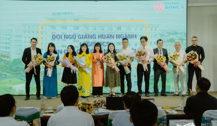 Tại hội thảo, các đơn vị cũng giới thiệu đội ngũ nhân sự tham gia ban giảng huấn ngành Logistics & quản lý chuỗi cung ứng tại Đại học Đông Á