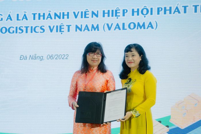 Trao quyết định thành viên Hiệp hội phát triển nhân lực Logistics Việt Nam (VALOMA) cho Trường Đại học Đông Á