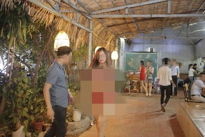 Tại Việt Nam cũng đã có không ít trường hợp như trên. Từng có nhà hàng để các cô gái mặc bikini rót bia với ly do "tri ân khách hàng".