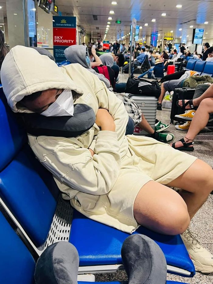 Nhiều hành khách mệt mỏi, vạ vật tại sân bay