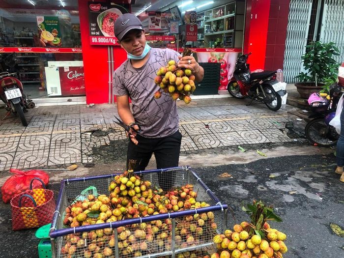 Trái cây vào hè: Sầu riêng rớt giá, vải đầu mùa rẻ bất ngờ - Báo Tiền Phong