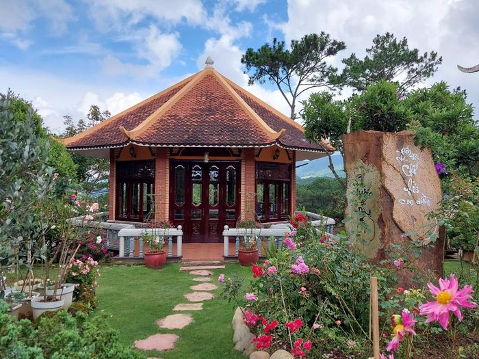 Bên trong Nội Viện Ni có những công trình kiến trúc khá độc đáo và có cảnh quan trang nhã.