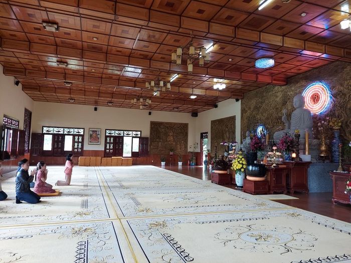 Bên trong ngôi Chính điện được thờ tự đơn giản và chứa đựng nhiều điều ý nghĩa của nhà Phật.