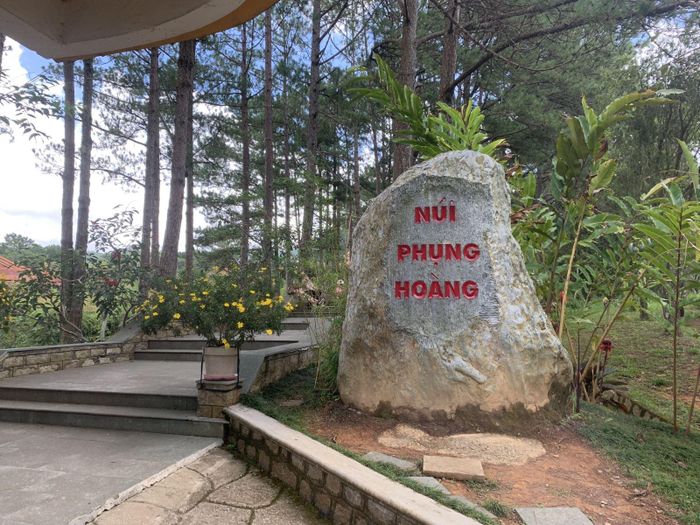 Thiền viện Trúc Lâm nằm trên núi Phụng Hoàng