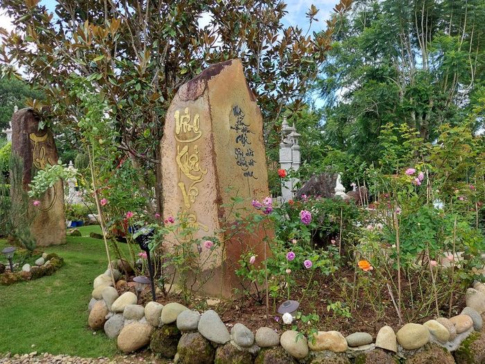 Những tấm đá khắc dòng chữ nhà Phật.
